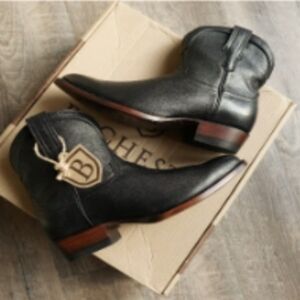 NWT Bachesto Daffney leather Boot  size 9.     Sells new $150.00.